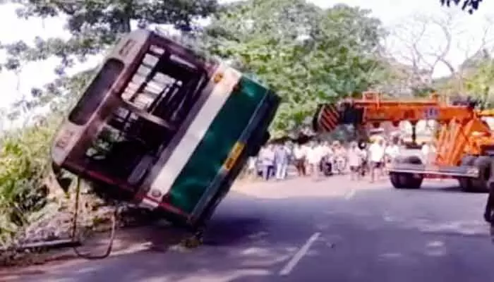 APSRTC: ఆర్టీసీ బస్సు బీభత్సం.. పంట కాలువలోకి దూసుకెళ్ళిన బస్సు APSRTC: ఆర్టీసీ బస్సు బీభత్సం.. పంట కాలువలోకి దూసుకెళ్ళిన బస్సు