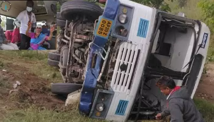 accident : హైదరాబాద్ నుంచి మిర్యాలగూడకు వెళ్తున్న బస్సు పల్టీ accident : హైదరాబాద్ నుంచి మిర్యాలగూడకు వెళ్తున్న బస్సు పల్టీ