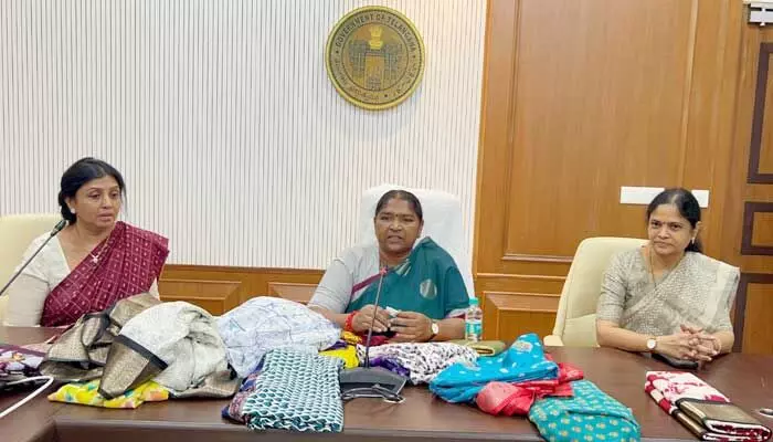 Minister Seethakka: ఒక్కొక్కరికి రెండు చీరలు ఇవ్వబోతున్నాం Minister Seethakka: ఒక్కొక్కరికి రెండు చీరలు ఇవ్వబోతున్నాం