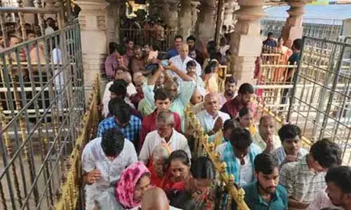 Karthika Somavaram: తొలి కార్తీక సోమవారం.. భక్తులతో కిటకిటలాడుతోన్న శైవక్షేత్రాలు