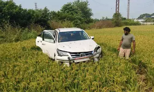 Car Accident: పోలాల్లోకి దూసుకెళ్లిన కారు.. ఏపీ అధికారిణికి తప్పిన ప్రమాదం