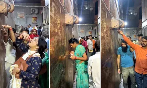 Devotees drink AC Water : దేవాలయంలో ఏసీ నుంచి కారుతున్న నీళ్లు.. తాగేందుకు ఎగబడుతున్న భక్తులు