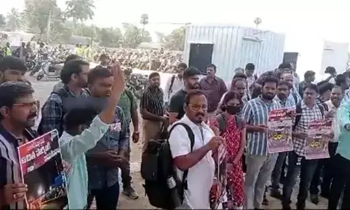 Metro Free Parking : నాగోల్ మెట్రో ప్రయాణికుల ధర్నా.. ఫ్రీ పార్కింగ్ కొనసాగించాలని డిమాండ్