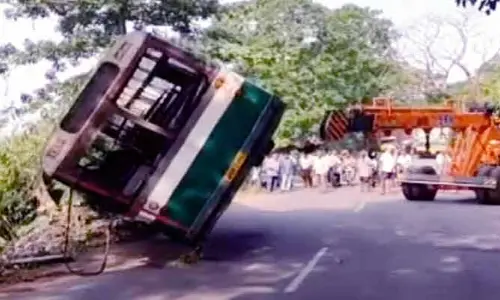 APSRTC: ఆర్టీసీ బస్సు బీభత్సం.. పంట కాలువలోకి దూసుకెళ్ళిన బస్సు