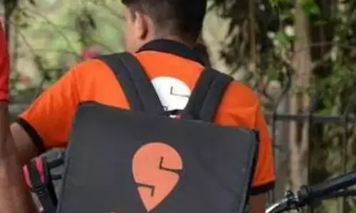 Swiggy: అదనపు డెలివరీ ఛార్జీలు విధించినందుకు స్విగ్గీకి రూ. 35,000 జరిమానా