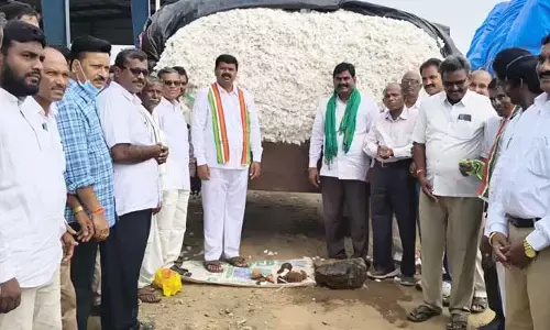 Pinapaka MLA : రైతులు పత్తి కొనుగోలు కేంద్రాన్ని సద్వినియోగం చేసుకోవాలి