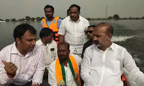 Bandi Sanjay : వరదవెళ్లిలో భక్తులకు బోటు సేవలు అందుబాటులోకి