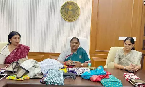 Minister Seethakka: ఒక్కొక్కరికి రెండు చీరలు ఇవ్వబోతున్నాం