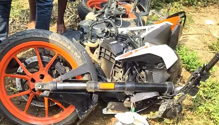 serious injuries : ద్విచక్ర వాహనం కిందపడి యువకులకు తీవ్రగాయాలు serious injuries : ద్విచక్ర వాహనం కిందపడి యువకులకు తీవ్రగాయాలు