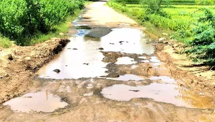 potholes : రోడ్లన్నీ గుంతలు...పూడ్చేది ఎప్పుడు... potholes : రోడ్లన్నీ గుంతలు...పూడ్చేది ఎప్పుడు...