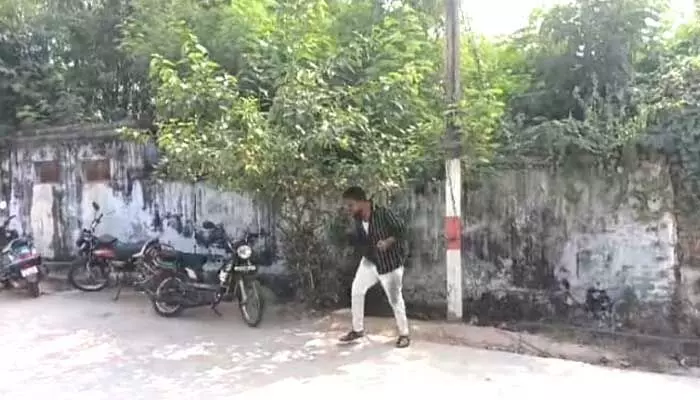 suicide attempt : పోలీస్ స్టేషన్ ముందు యువకుడు ఆత్మహత్యాయత్నం suicide attempt : పోలీస్ స్టేషన్ ముందు యువకుడు ఆత్మహత్యాయత్నం