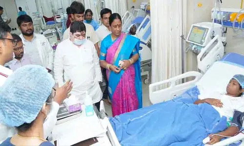 Ministers Surekha: వాంకిడి గిరిజన విద్యార్థులను పరామర్శించిన మంత్రులు కొండా సురేఖ, పొన్నంలు