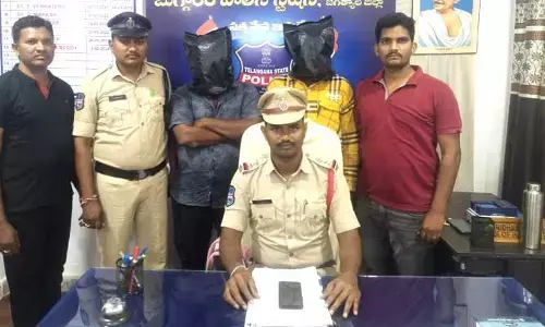Marijuana : గంజాయి అలవాటు చేస్తూ...వారికి విక్రయిస్తూ...
