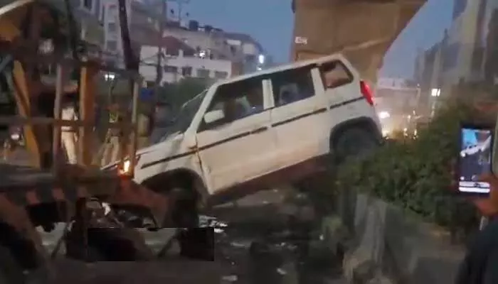 Road Accident: హైదరాబాద్లో కారు బీభత్సం.. తప్పిన పెను ప్రమాదం Road Accident: హైదరాబాద్లో కారు బీభత్సం.. తప్పిన పెను ప్రమాదం