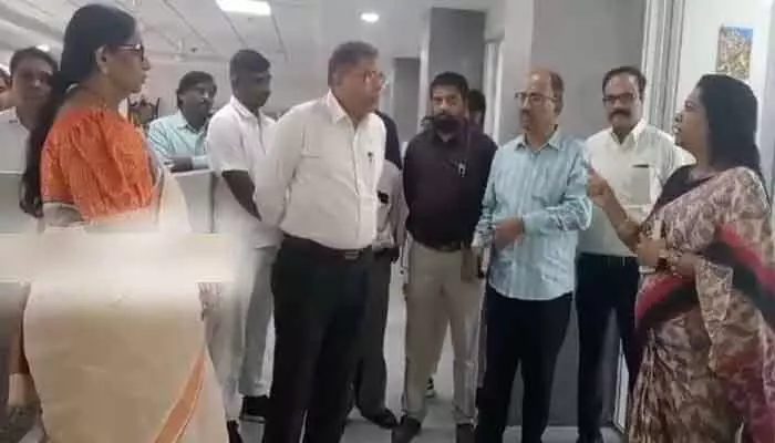 GHMC : జీహెచ్ఎంసీ ప్రధాన కార్యాలయంలో మేయర్ విజయలక్ష్మి ఆకస్మిక తనిఖీలు GHMC : జీహెచ్ఎంసీ ప్రధాన కార్యాలయంలో మేయర్ విజయలక్ష్మి ఆకస్మిక తనిఖీలు
