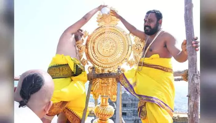 Yadagirigutta : యాదగిరి గుట్ట గోపురానికి వైభవంగా కళావరోహణ Yadagirigutta : యాదగిరి గుట్ట గోపురానికి వైభవంగా కళావరోహణ