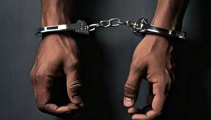 Illegal arrest: ఓ వ్యక్తిని అక్రమంగా అరెస్టు చేసిన పోలీస్.. రూ.2లక్షల జరిమానా విధించిన కోర్టు Illegal arrest: ఓ వ్యక్తిని అక్రమంగా అరెస్టు చేసిన పోలీస్.. రూ.2లక్షల జరిమానా విధించిన కోర్టు