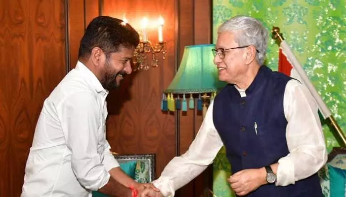CM Revanth Reddy: తన సోదరుడి కూతురు వివాహానికి గవర్నర్ను ఆహ్వానించిన సీఎం రేవంత్ CM Revanth Reddy: తన సోదరుడి కూతురు వివాహానికి గవర్నర్ను ఆహ్వానించిన సీఎం రేవంత్