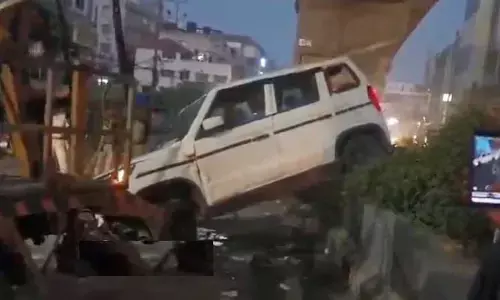 Road Accident: హైదరాబాద్‌లో కారు బీభత్సం.. తప్పిన పెను ప్రమాదం