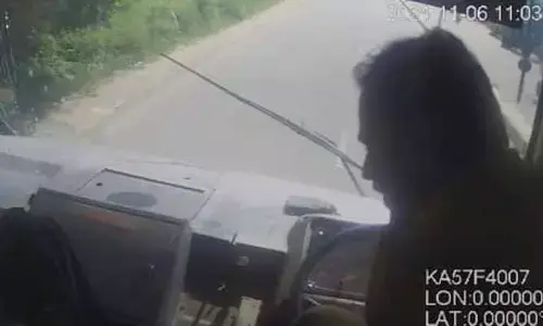 RTC Bus Driver:రన్నింగ్ బస్సులో డ్రైవర్‌కు గుండెపోటు.. ప్రయాణికుల ప్రాణాలు కాపాడిన కండక్టర్?
