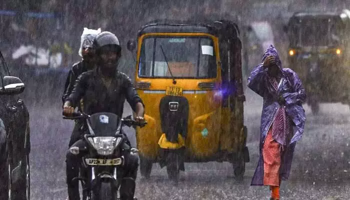 నైరుతి బంగాళాఖాతంలో మరో అల్పపీడనం.. రాష్ట్రంలో 4 రోజులు వర్షాలు నైరుతి బంగాళాఖాతంలో మరో అల్పపీడనం.. రాష్ట్రంలో 4 రోజులు వర్షాలు