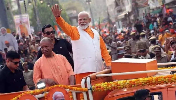 మహారాష్ట్రలో ప్రధాని మోడీ సుడిగాలి పర్యటనలు మహారాష్ట్రలో ప్రధాని మోడీ సుడిగాలి పర్యటనలు