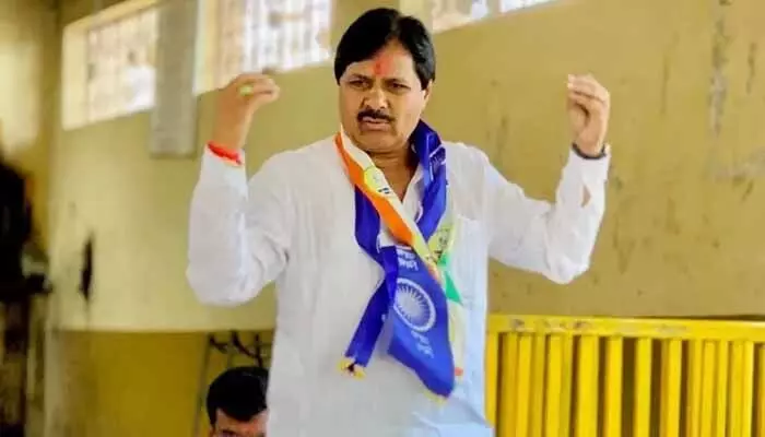 Maharashtra: ఓటేసి గెలిపిస్తే అబ్బాయిలకు మ్యారేజ్ చేయిస్తా.. Maharashtra: ఓటేసి గెలిపిస్తే అబ్బాయిలకు మ్యారేజ్ చేయిస్తా..
