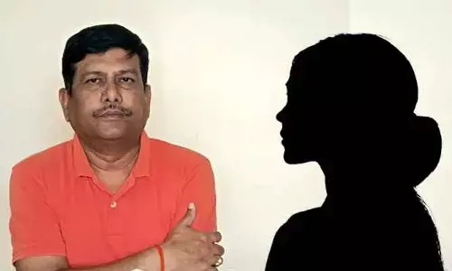 లేడీ టీచర్ స్కెచ్‌కు అడ్డంగా బుక్కైన డీఈఓ