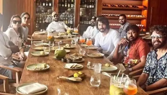 Tollywood Heroes: ఒకే ఫ్రేమ్లో టాలీవుడ్ అగ్ర హీరోలు.. ఆకట్టుకుంటోన్న బ్యూటిఫుల్ పిక్ Tollywood Heroes: ఒకే ఫ్రేమ్లో టాలీవుడ్ అగ్ర హీరోలు.. ఆకట్టుకుంటోన్న బ్యూటిఫుల్ పిక్