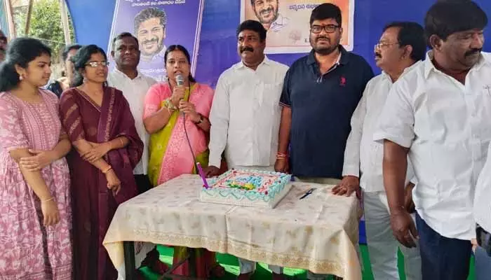 CM Revanth Reddy: నిత్య జనగణమన సెంటర్లో సీఎం రేవంత్ రెడ్డి బర్త్డే వేడుకలు CM Revanth Reddy: నిత్య జనగణమన సెంటర్లో సీఎం రేవంత్ రెడ్డి బర్త్డే వేడుకలు
