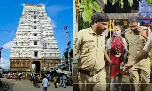 కీలక పరిణామం.. ఎర్రటి దుస్తులు ధరించి శ్రీకాళహస్తీ ఆలయంలోకి వెళ్లిన మహిళా అఘోరి