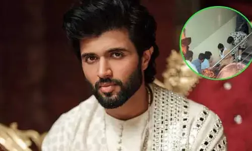 Vijay Devarakonda: విజయ్ దేవరకొండకు చేదు అనుభవం.. కింద పడటంతో అంతా షాక్ (వీడియో)