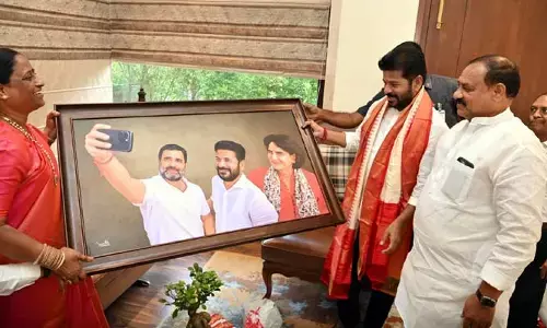 Birthday Gift : సీఎం రేవంత్ రెడ్డికి రాహుల్ సెల్ఫీ గిఫ్ట్!  బహుకరించిన కొండా సురేఖ