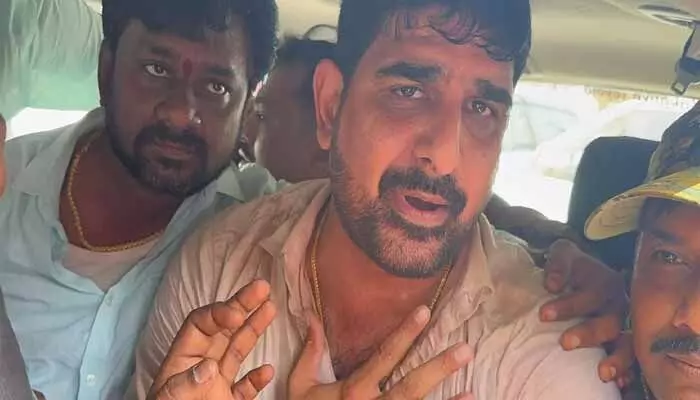 Kaushik Reddy:ప్రాణం పోయినా సరే దళిత బిడ్డలకు అండగా ఉంటా:ఎమ్మెల్యే కౌశిక్ రెడ్డి Kaushik Reddy:ప్రాణం పోయినా సరే దళిత బిడ్డలకు అండగా ఉంటా:ఎమ్మెల్యే కౌశిక్ రెడ్డి