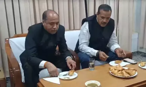 Samosa Party : సీఎం వర్సెస్ మాజీ సీఎం.. ఎగతాళి చేస్తూ సమోసా పార్టీ