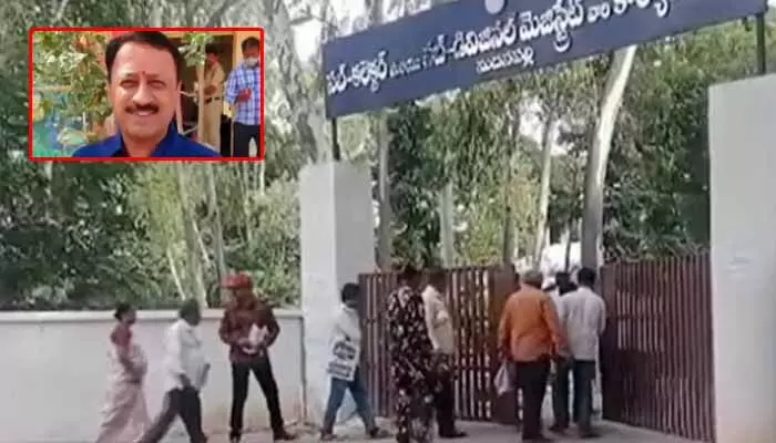 ACB Raids: మదనపల్లి ఫైల్స్ దగ్ధం కేసు.. స్పెషల్ డిప్యూటీ కలెక్టర్ ఇంట్లో భారీగా అక్రమాస్తులు ACB Raids: మదనపల్లి ఫైల్స్ దగ్ధం కేసు.. స్పెషల్ డిప్యూటీ కలెక్టర్ ఇంట్లో భారీగా అక్రమాస్తులు