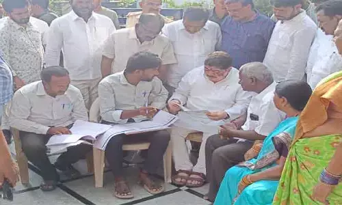Household surveyఇంటింటి సర్వేలో మంత్రి పొన్నం