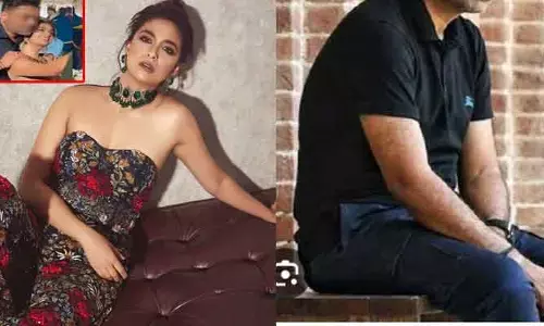 అక్కడ చేయి వేసి మరీ మహానటితో ఫొటో దిగిన టాలీవుడ్ డైరెక్టర్.. దగ్గరవుతున్నావా బాసూ అంటున్న నెటిజన్లు