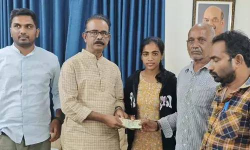 Boora: నిరుపేద ఎంబీబీఎస్ విద్యార్థినికి మాజీ ఎంపీ బూర నర్సయ్య గౌడ్ చేయూత