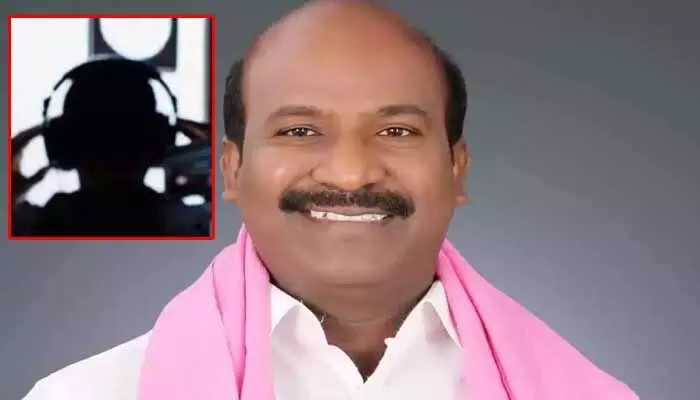 Phone Tapping Case: ఫోన్ ట్యాపింగ్ కేసులో సంచలనం.. మాజీ ఎమ్మెల్యేకు నోటీసులు Phone Tapping Case: ఫోన్ ట్యాపింగ్ కేసులో సంచలనం.. మాజీ ఎమ్మెల్యేకు నోటీసులు