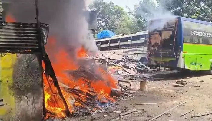 అత్తాపూర్లో భారీ అగ్నిప్రమాదం.. స్క్రాప్ గోడౌన్లో చెలరేగిన మంటలు అత్తాపూర్లో భారీ అగ్నిప్రమాదం.. స్క్రాప్ గోడౌన్లో చెలరేగిన మంటలు