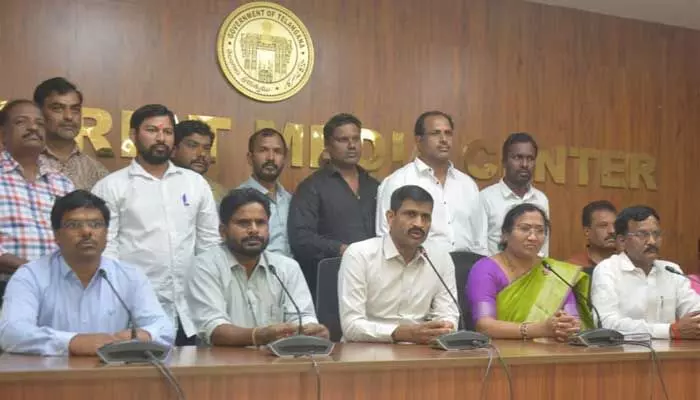 Vikarabad Incident: కలెక్టర్పై దాడి ఘటనపై తెలంగాణ ఉద్యోగుల జేఏసీ సీరియస్ Vikarabad Incident: కలెక్టర్పై దాడి ఘటనపై తెలంగాణ ఉద్యోగుల జేఏసీ సీరియస్