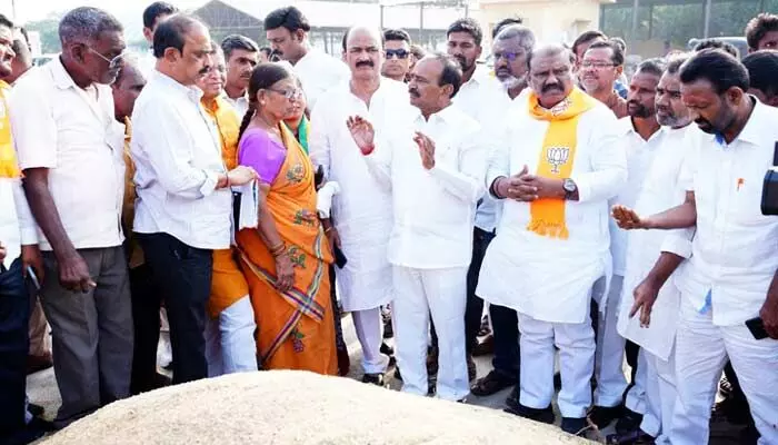 Eatala Rajendar : రైతులతో హమాలీ పైసలు చెల్లించడం దుర్మార్గం : ఈటల రాజేందర్ Eatala Rajendar : రైతులతో హమాలీ పైసలు చెల్లించడం దుర్మార్గం : ఈటల రాజేందర్
