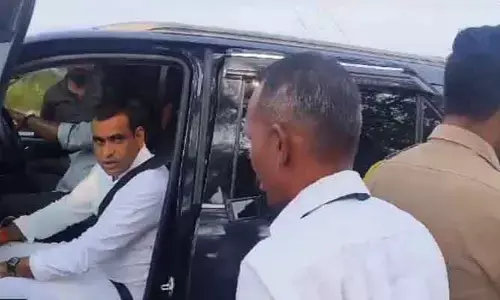 MP Chamala : ఎంపీ చామల కిరణ్ కుమార్ రెడ్డి వాహనాన్ని తనిఖీ చేసిన ఎన్నికల అధికారులు