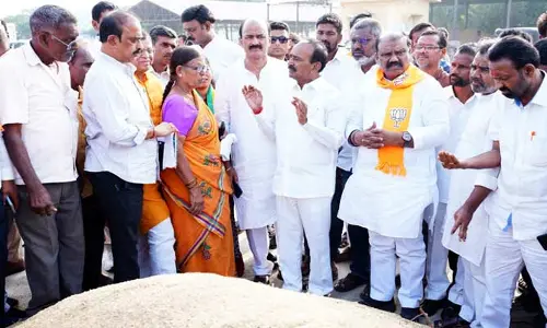 Eatala Rajendar : రైతులతో హమాలీ పైసలు చెల్లించడం దుర్మార్గం : ఈటల రాజేందర్