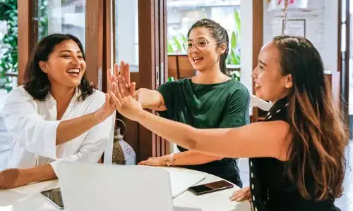 Workplace : వర్క్‌ప్లేస్ సిస్టర్ హుడ్..! వృత్తి నైపుణ్యాన్ని పెంచుతున్నఅనుబంధం