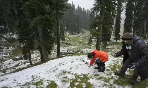 Kashmir : ఈ సీజన్‌లోనే తొలిసారిగా కశ్మీరులో కురిసిన మంచు