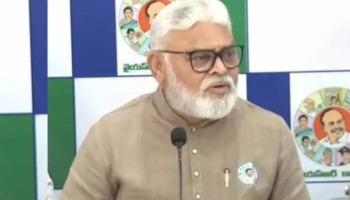 ‘హోంమంత్రి పై అసభ్య పోస్టులు’.. వైసీపీ కార్యకర్తను పోలీసులకు పట్టించిన మాజీ మంత్రి ‘హోంమంత్రి పై అసభ్య పోస్టులు’.. వైసీపీ కార్యకర్తను పోలీసులకు పట్టించిన మాజీ మంత్రి