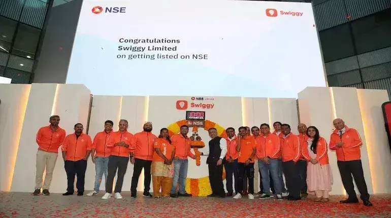 Swiggy IPO: స్విగ్గీ ఐపీఓ.. 8 శాతం ప్రీమియంతో నమోదైన షేర్లు..! Swiggy IPO: స్విగ్గీ ఐపీఓ.. 8 శాతం ప్రీమియంతో నమోదైన షేర్లు..!