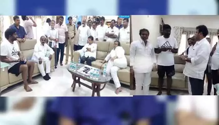 Lagacharla : లగచర్ల దాడిలో గాయపడిన అధికారి వెంకట్ రెడ్డికి మంత్రుల పరామర్శ Lagacharla : లగచర్ల దాడిలో గాయపడిన అధికారి వెంకట్ రెడ్డికి మంత్రుల పరామర్శ